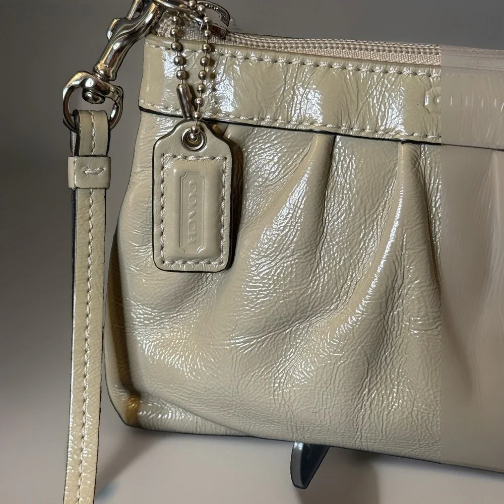 Coach Madison Pleated Patent Leather Wristlet Beige Cream Detachable Strap Y2K